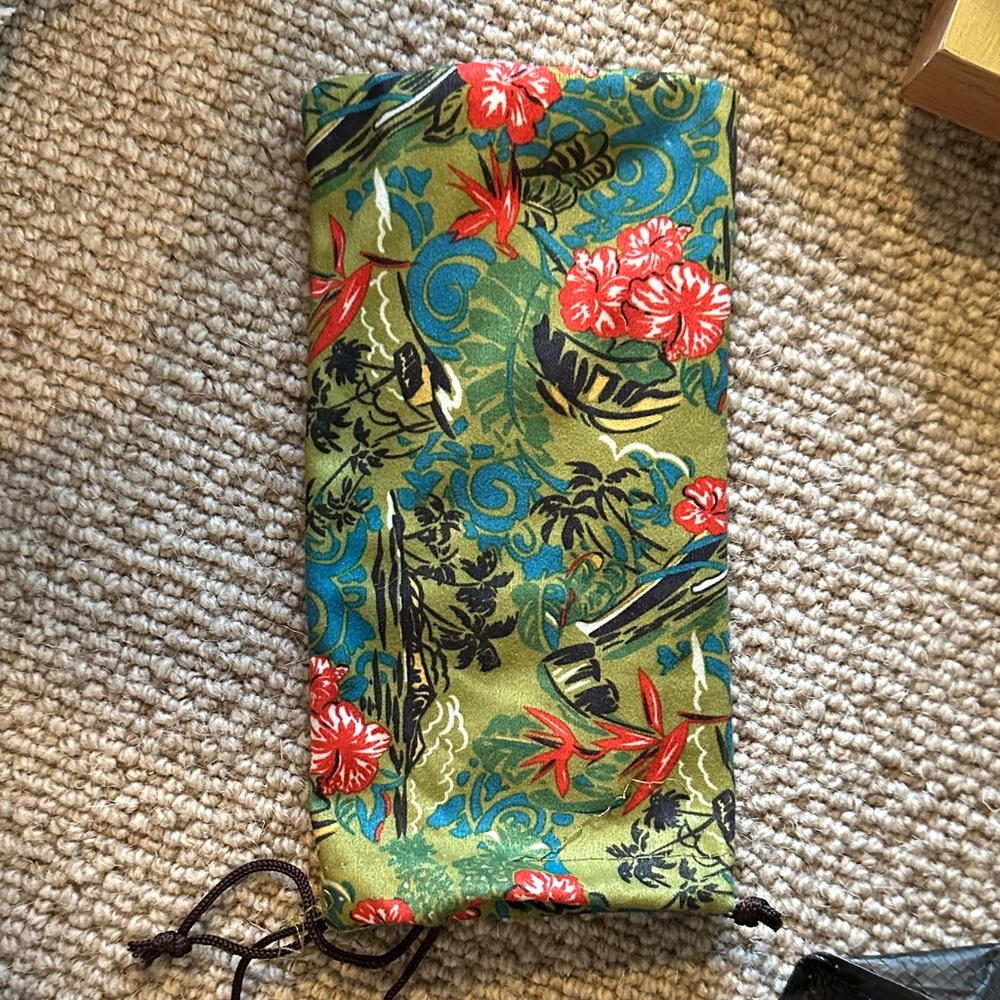 Maui Jim Polarized Sunglasses - Picture 8 of 9